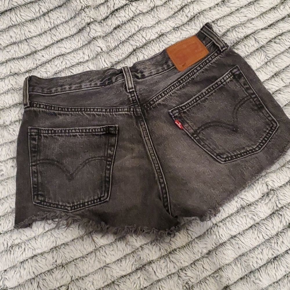 Distressed grayish black Levi's 501 jean shorts - Picture 4 of 10